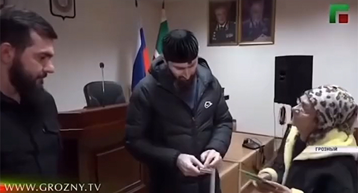 The head of the Islamic Medicine Center, Adam Elzhurkaev, and the resident of Grozny, who is accused of witchcraft. Frame from the video https://www.instagram.com/p/DaqPUA_oNu_ (the activities of the company Meta (which owns Facebook, Instagram, and WhatsApp) are banned in Russia)