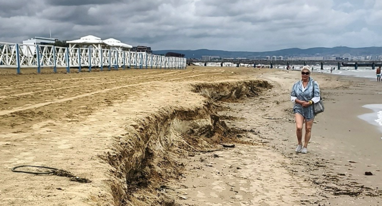 The beach in Anapa. Screenshot from the Telegram channel "Makovozovy" dated 26.07.26, https://t.me/makovozovy/65144.