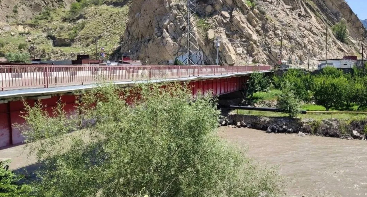 Frame Red Bridge in Dagestan over the Kara-Koysu River. Photo: Expert South / https://www.expertsouth.ru/news/v-dagestane-izza-ugrozy-obrusheniya-perekryli-dvizhenie-po-krasnomu-mostu/
