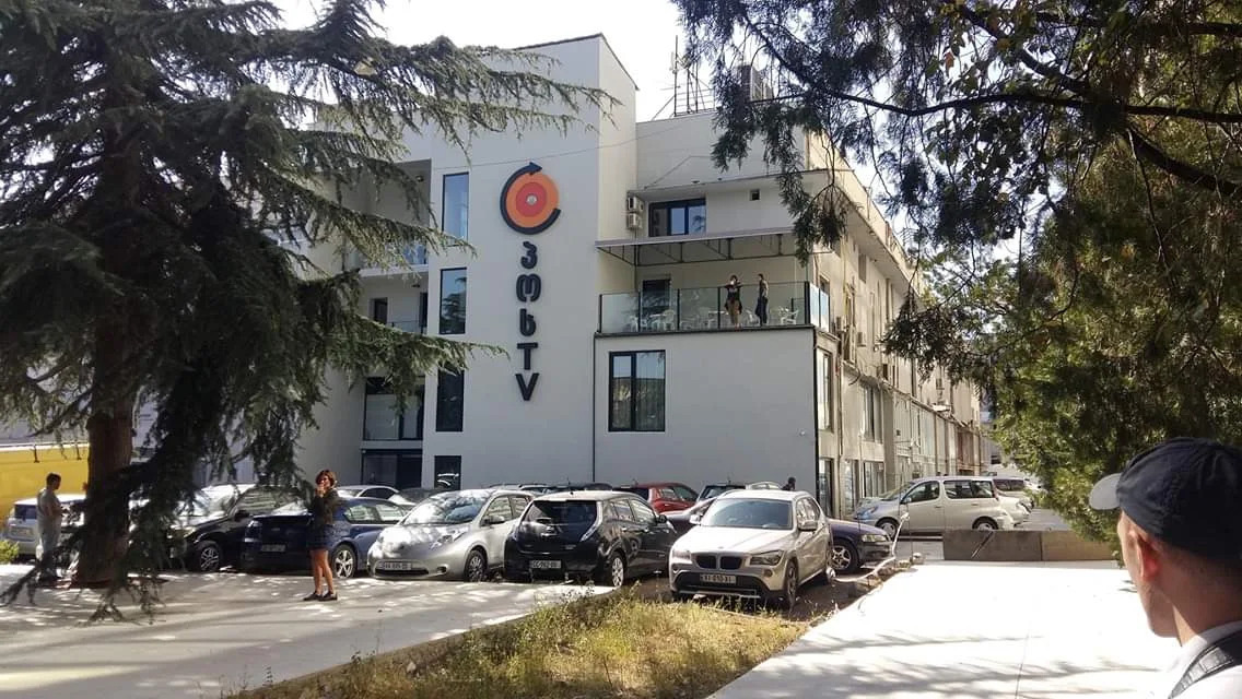 Frame of the pro-government TV channel "PosTV" office in Georgia. Photo: Newsgeorgia / https://www.newsgeorgia.ge/v-gruzii-reguljator-vpervye-oshtrafoval-provlastnyj-telekanal-za-predvzjatost/
