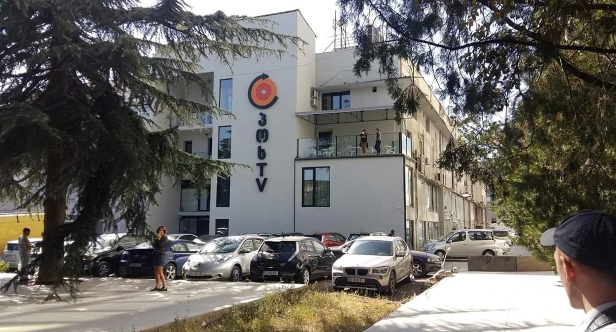 Frame of the pro-government TV channel "PosTV" office in Georgia. Photo: Newsgeorgia / https://www.newsgeorgia.ge/v-gruzii-reguljator-vpervye-oshtrafoval-provlastnyj-telekanal-za-predvzjatost/ Frame of the pro-government TV channel "PosTV" office in Georgia. Photo: Newsgeorgia / https://www.newsgeorgia.ge/v-gruzii-reguljator-vpervye-oshtrafoval-provlastnyj-telekanal-za-predvzjatost/