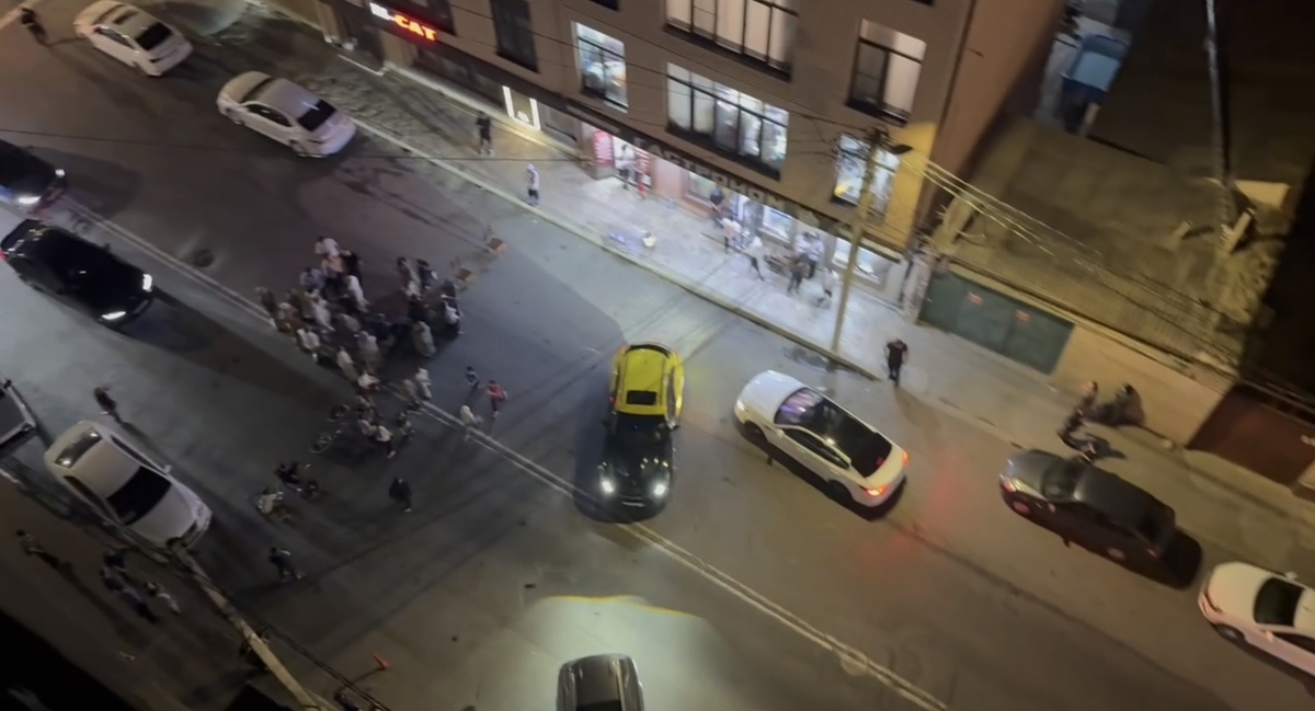 Residents of the street in Makhachkala blocked the road due to power outages. Frame from the video "Chernovik" / Telegram
https://t.me/chernovik/98425