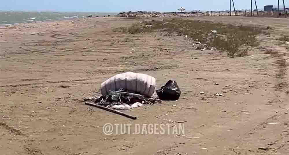 Garbage on the beach in Kaspiysk. Frame from the video https://www.instagram.com/tut.dagestan/reel/DbyDuI-q-kS (the activities of the company Meta (which owns Facebook, Instagram, and WhatsApp) are banned in Russia)