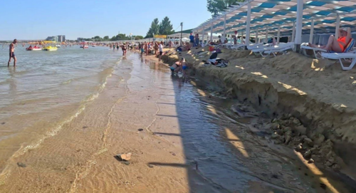 Therapeutic beach in Anapa. Screenshot from Larisa A. from comments in Svetlana Maslova's TG channel from 11.08.26, https://t.me/sbmaslova/7554?comment=30004.