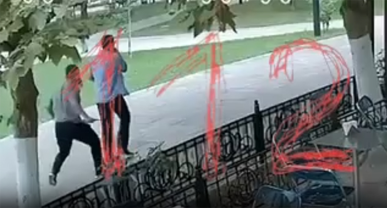 The moment of the attack in the city garden of Makhachkala. Frame from the video https://t.me/ENews112/28570