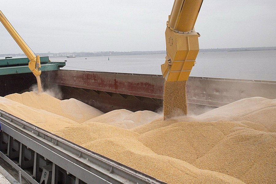Loading grain onto a ship. Screenshot from photo by RIA "Dagestan" https://riadagestan.ru/news/economy/rosselkhoznadzor_dagestana_prokontroliroval_eksportiruemoe_v_iran_zerno