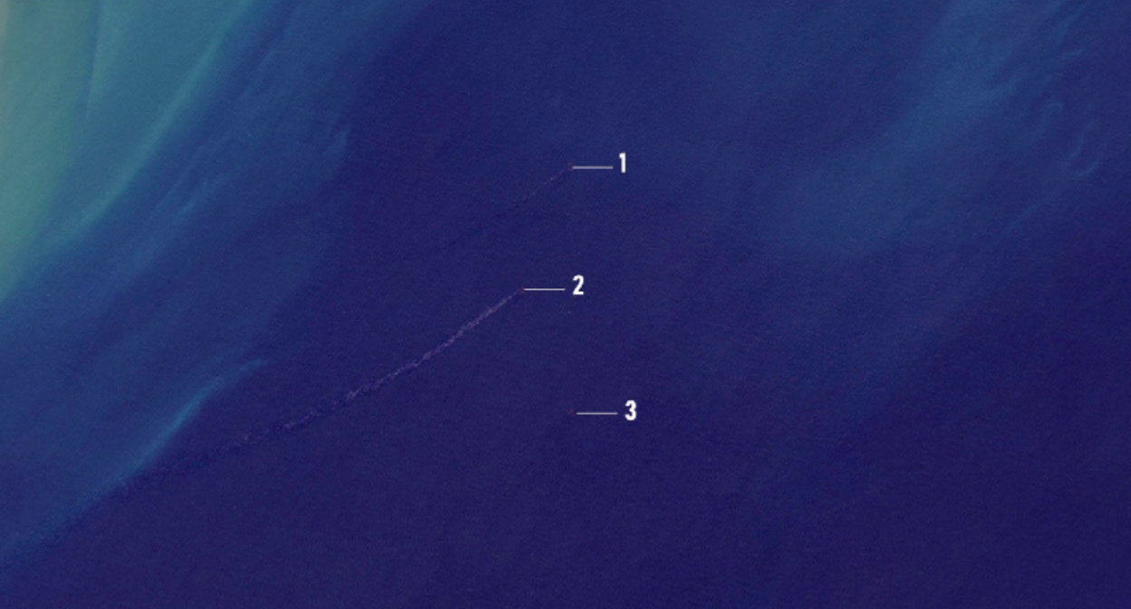 Leaks from the sunken parts of the tankers. Stern of "Volgoneft-212" - 1, bow of "Volgoneft-239" - 2, and bow of "Volgoneft-212" - 3. Screenshot from Sky Eye photo dated 16.08.26,