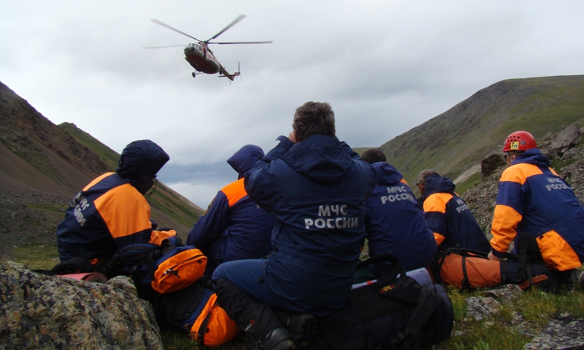 Rescuers and a helicopter in the mountains. Photo: Main Department of the Ministry of Emergency Situations in Kabardino-Balkaria