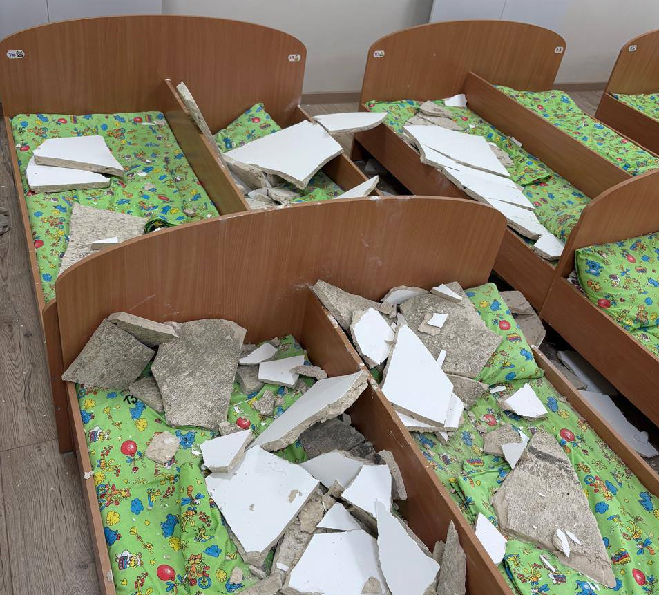 A frame of the plaster collapse on the children's beds in the kindergarten in the village of Gunib. Photo: Just Facts / Telegram channel A frame of the plaster collapse on the children's beds in the kindergarten in the village of Gunib. Photo: Just Facts / Telegram channel