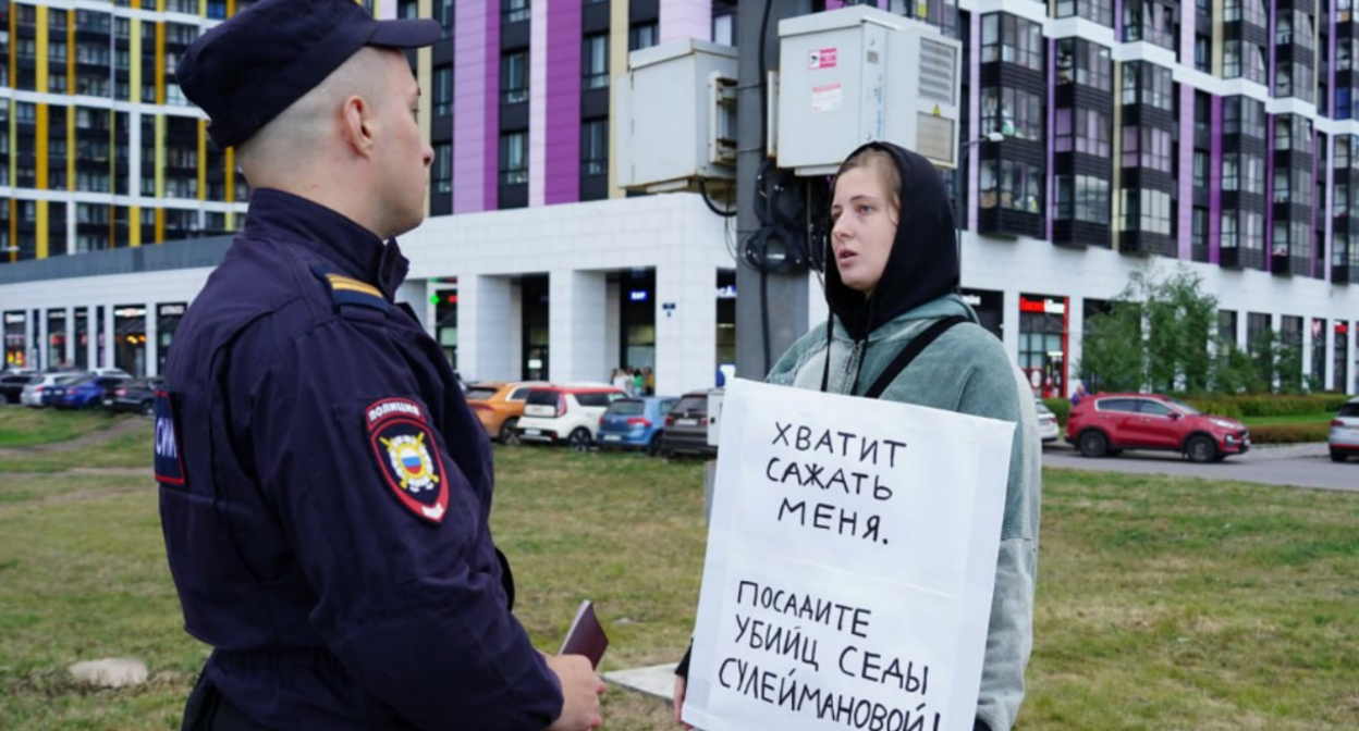Elena Patyaeva talks to a police officer. Screenshot from "Word for Defense" https://t.me/endoflaw/1183. Elena Patyaeva talks to a police officer. Screenshot from "Word for Defense" https://t.me/endoflaw/1183.