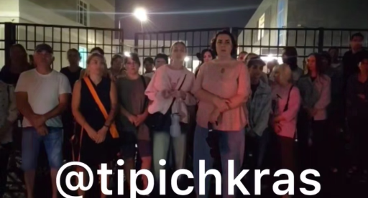 Parents of schoolchildren at the building of school No. 66 on Ponomarenko Street in Krasnodar. Photo: Krasnodar - Teletype / Telegram channel