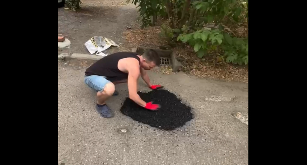 A resident of Krasnodar repairs the roadway in the courtyard. Frame from the video https://t.me/tipichkras/82566