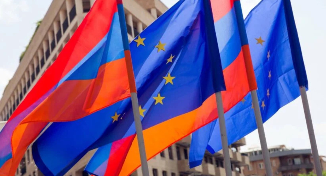 Flags of the EU and Armenia. Photo: https://armeniatoday.am/economica/1123831/ Flags of the EU and Armenia. Photo: https://armeniatoday.am/economica/1123831/