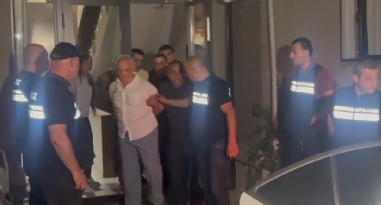 A frame from the detention of businessman and animal rights activist Tamaz Elizbarashvili. Photo TV Pirveli/ https://tvpirveli.ge/ka/siaxleebi/sazogadoeba/134418-tamaz-elizbarashvili-dakavebulia