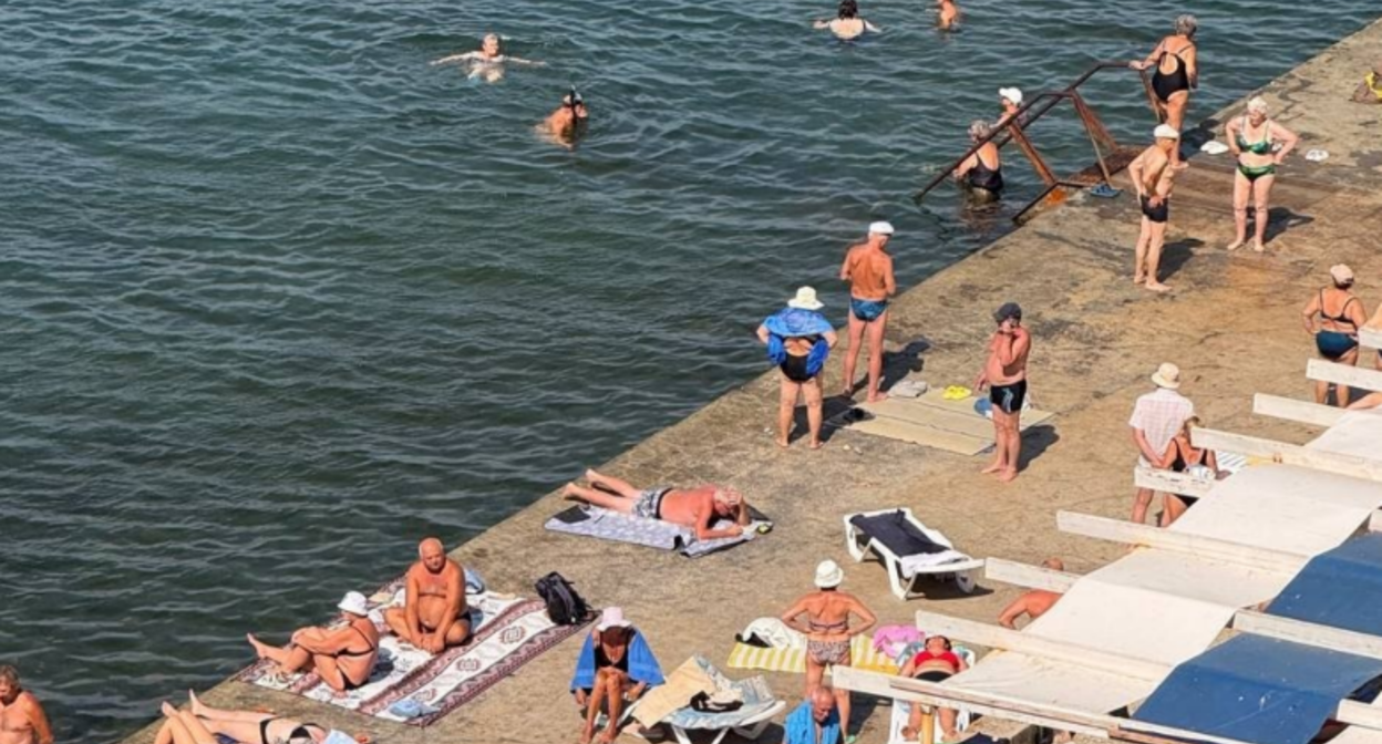 Vacationers on the beach of Malaya Bay. Screenshot of a photo from the Telegram channel "Makovozovy" dated 04.09.26, https://t.me/makovozovy/67692