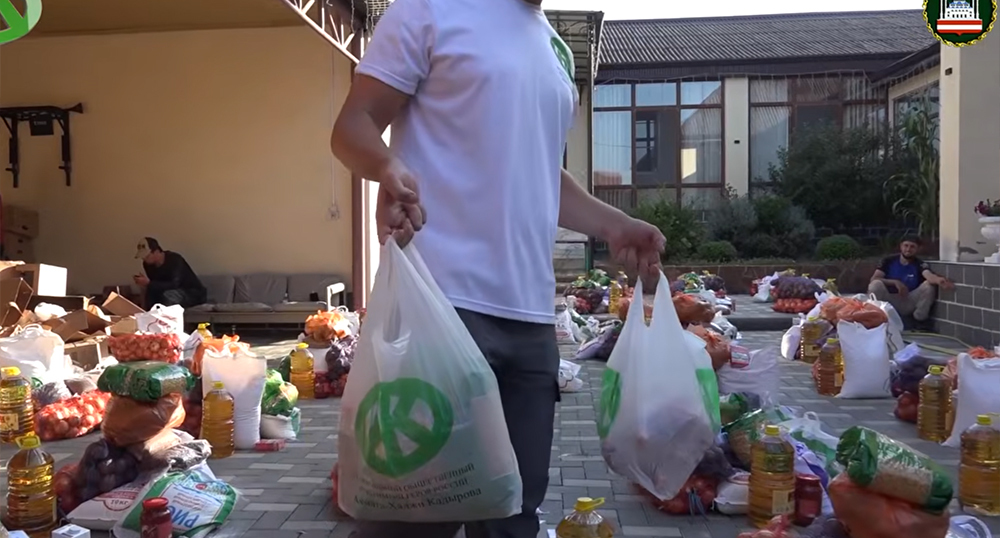Food assistance from the Kadyrov Foundation. Frame from a video on the YouTube channel of the Grozny mayor's office - https://www.youtube.com/watch?v=qVHL7hbVkQ0