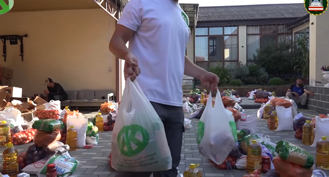 Food assistance from the Kadyrov Foundation. Frame from a video on the YouTube channel of the Grozny mayor's office - https://www.youtube.com/watch?v=qVHL7hbVkQ0 Food assistance from the Kadyrov Foundation. Frame from a video on the YouTube channel of the Grozny mayor's office - https://www.youtube.com/watch?v=qVHL7hbVkQ0