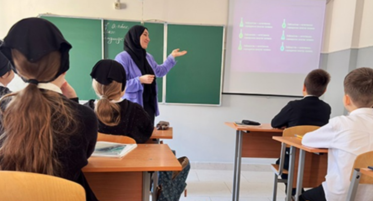 A lesson in a Chechen school. Screenshot photo https://chesu.ru/. A lesson in a Chechen school. Screenshot photo https://chesu.ru/.