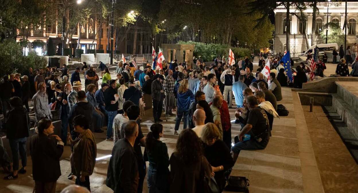 Protesters outside the Tbilisi parliament. Photo: Mindia Gabadze / Publika Protesters outside the Tbilisi parliament. Photo: Mindia Gabadze / Publika