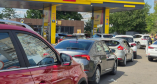 Queue at the gas station. Screenshot from the TV channel "Krasnodar" https://tvkrasnodar.ru/obshchestvo/2026/07/05/elektronnuyu-ochered-mogut-vnedrit-na-azs-novorossiyska/