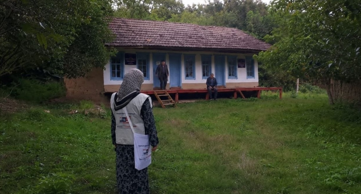 Representative of the election commission and residents of Chechnya. Photo: election commission of Chechnya https://t.me/ikchr95/4956 Representative of the election commission and residents of Chechnya. Photo: election commission of Chechnya https://t.me/ikchr95/4956