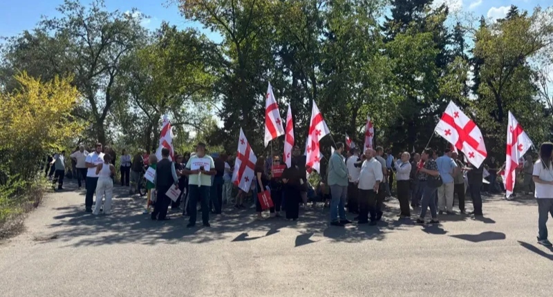 Protest action in the Krtsanisi forest park. Photo: "Interpressnews" https://www.interpressnews.ge/ru/article/177483-v-krtsanisskom-lesoparake-proshla-aktsiia-protesta-protiv-stroitelstva-t-n-arabskikh-gorodkov Protest action in the Krtsanisi forest park. Photo: "Interpressnews" https://www.interpressnews.ge/ru/article/177483-v-krtsanisskom-lesoparake-proshla-aktsiia-protesta-protiv-stroitelstva-t-n-arabskikh-gorodkov