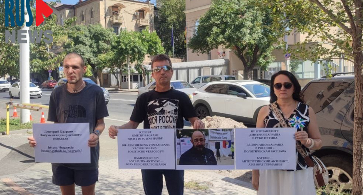 Participants of the picket in Yerevan in support of Dmitry Bagrash. Screenshot of the publication https://t.me/rusnews/91271
