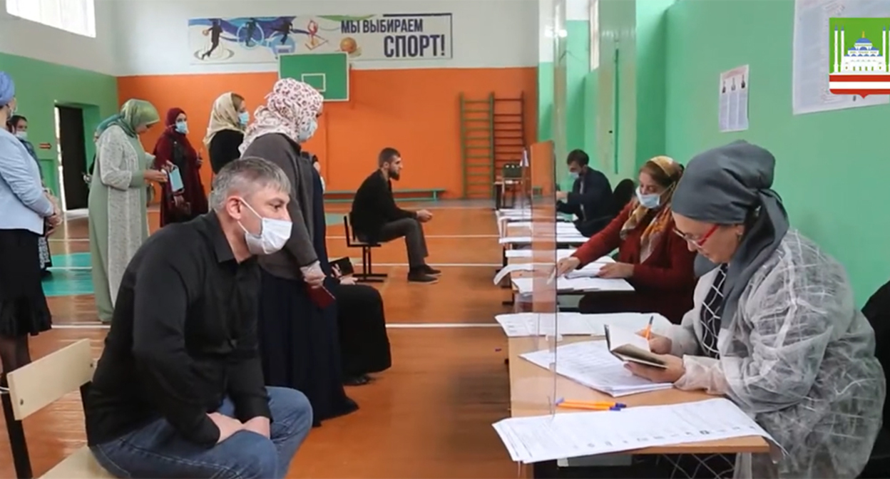 At the polling station. A frame from a video on the YouTube channel of the Grozny administration - https://www.youtube.com/watch?v=lHpK4TKhbOE