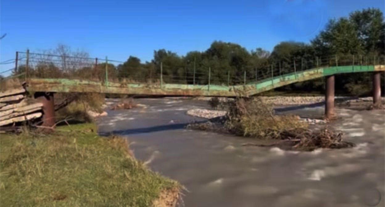 The damaged bridge over the river in the village of Sarmakovo in the Zolsky district. Screenshot of the video https://www.instagram.com/chp.nalchik/reel/DdMFSzDs_Kk/