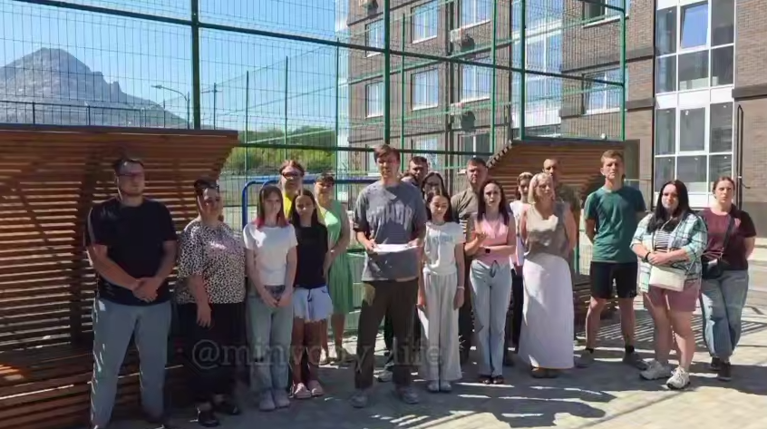 An appeal from the residents of the house in Mineralnye Vody. Frame from the video https://t.me/MinVody_Life_1/40845 An appeal from the residents of the house in Mineralnye Vody. Frame from the video https://t.me/MinVody_Life_1/40845