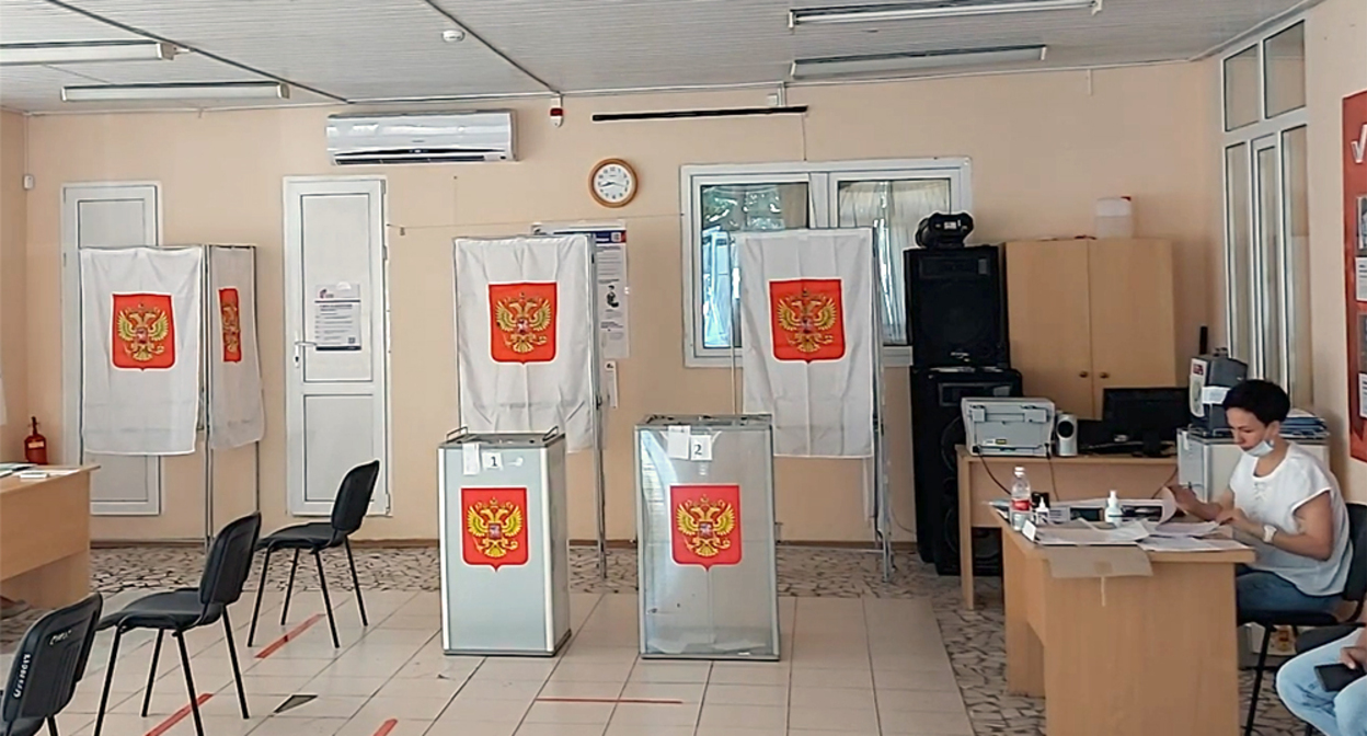 At the polling station. Frame from the video https://www.youtube.com/watch?v=k9y1lKsvPt8&t=766s
