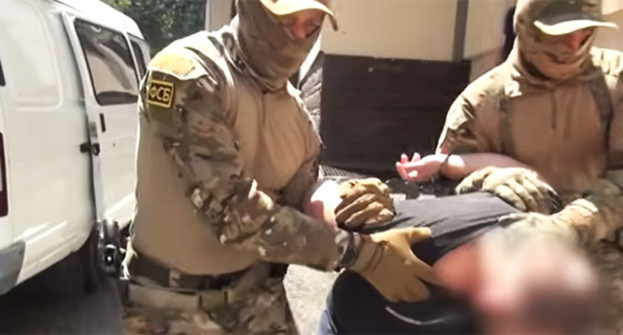 FSB officers detain the suspect. Illustration created by "Caucasian Knot" using AI in the Copilot program. FSB officers detain the suspect. Illustration created by "Caucasian Knot" using AI in the Copilot program.