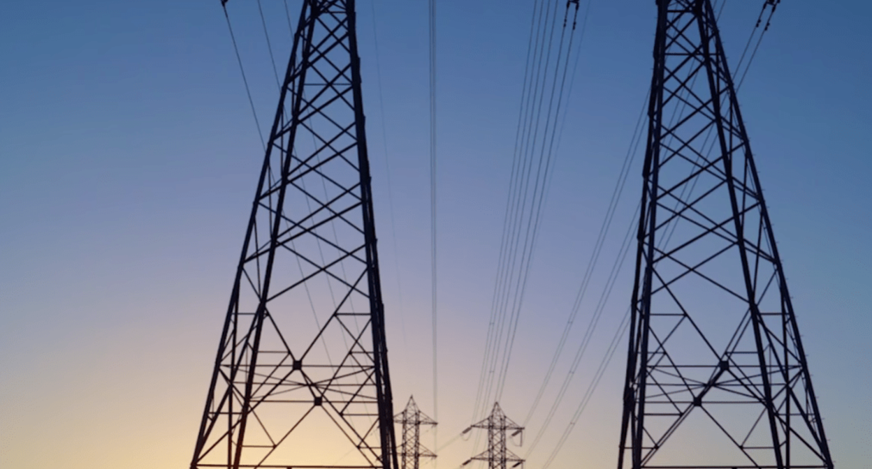 Power lines. A still from a video on the YouTube channel Energon, https://www.youtube.com/watch?v=BSpaL_0alGU