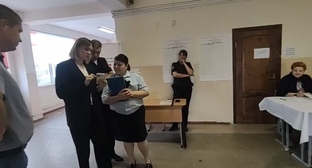 Representatives of law enforcement at the polling station in Krasnodar. September 20, 2026. Frame from the video from the Telegram channel "TIK Zapadnaya voting 2026" https://t.me/tikzapad/94