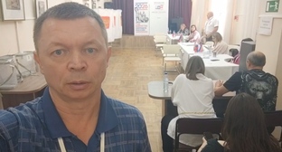 Vitaly Cherkasov reports possible violations at polling station No. 2014. Krasnodar, September 20, 2026. Frame from Vitaly Cherkasov's video https://t.me/AZBUKA_GOROZHANINA/3298