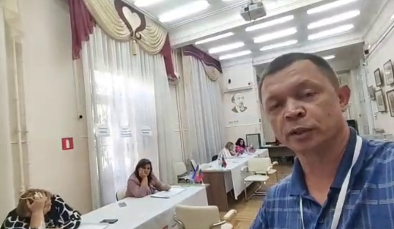 Vitaly Cherkasov at polling station No. 2014. A still from the video from his TG channel dated 20.09.26, https://t.me/AZBUKA_GOROZHANINA/3304. Vitaly Cherkasov at polling station No. 2014. A still from the video from his TG channel dated 20.09.26, https://t.me/AZBUKA_GOROZHANINA/3304.