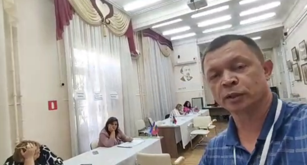 Vitaly Cherkasov at polling station No. 2014. A still from the video from his TG channel dated 20.09.26, https://t.me/AZBUKA_GOROZHANINA/3304.