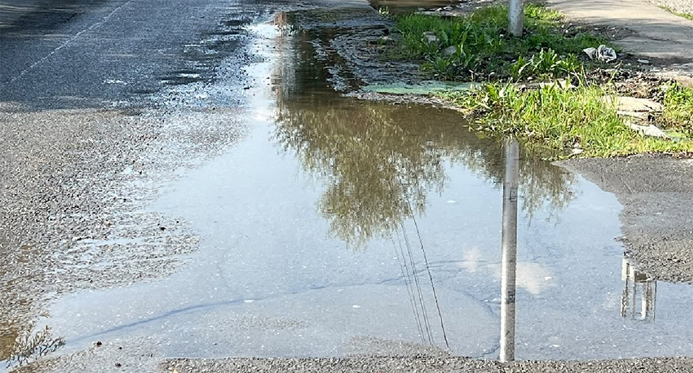 Water pipe burst on Kursantov-Kirovtsev Street in Vladikavkaz. Screenshot of the publication https://www.instagram.com/northossetia/p/DdwtwPHDpAu (the activities of the company Meta (which owns Facebook, Instagram, and WhatsApp) are banned in Russia)