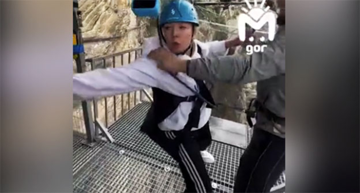 Frame from the video of the tourist's jump from the bungee in the Sulak Canyon https://lenta.ru/news/2026/09/28/instruktory-siloy-zastavili-turistku-prygat-s-tarzanki-v-dagestane-i-popali-na-video/ Frame from the video of the tourist's jump from the bungee in the Sulak Canyon https://lenta.ru/news/2026/09/28/instruktory-siloy-zastavili-turistku-prygat-s-tarzanki-v-dagestane-i-popali-na-video/