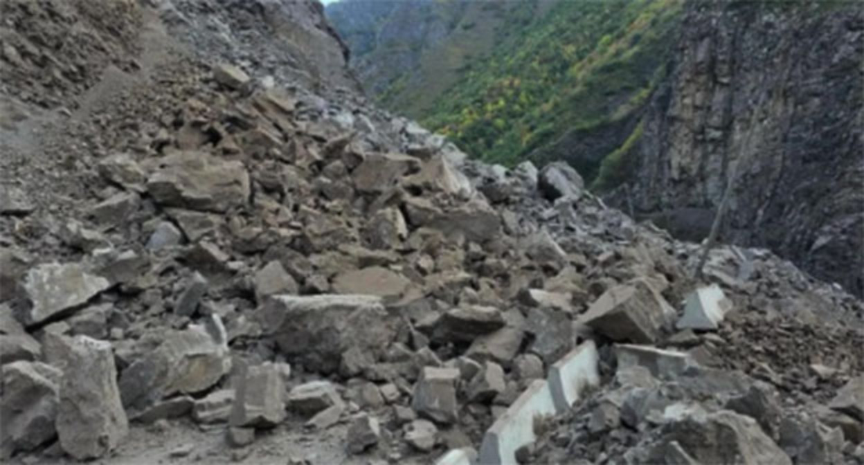 Rockfall on the highway. September 28, 2026. Photo: https://t.me/dagavtodor/10576