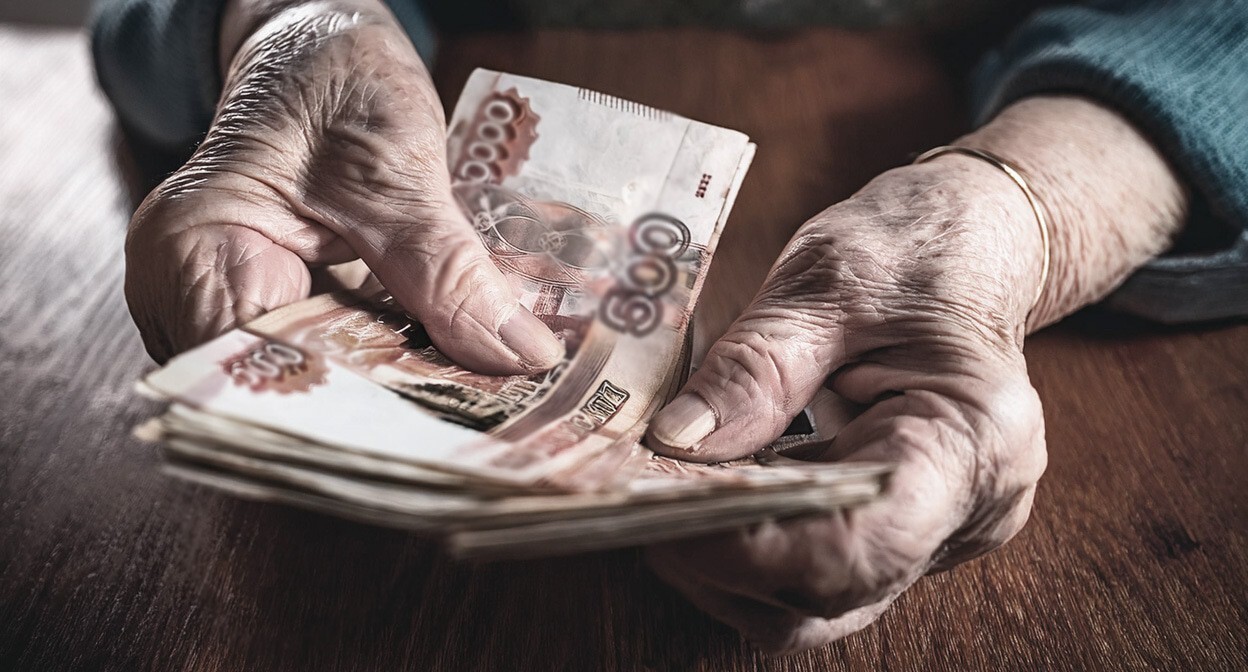 The pensioner counts money. Illustration created by "Caucasian Knot" using AI in Photoshop. The pensioner counts money. Illustration created by "Caucasian Knot" using AI in Photoshop.