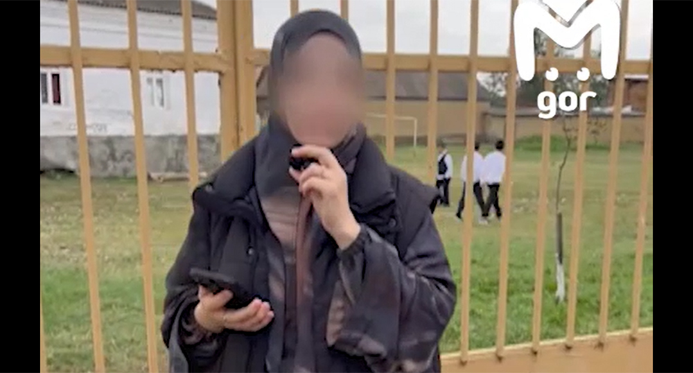 A resident of Aksai against the backdrop of the territory of school No. 2. Frame from the video https://t.me/mash_gor/11257