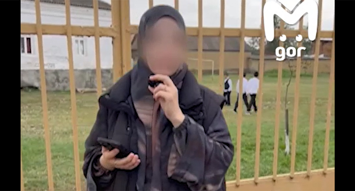 A resident of Aksai against the backdrop of the territory of school No. 2. Frame from the video https://t.me/mash_gor/11257 A resident of Aksai against the backdrop of the territory of school No. 2. Frame from the video https://t.me/mash_gor/11257