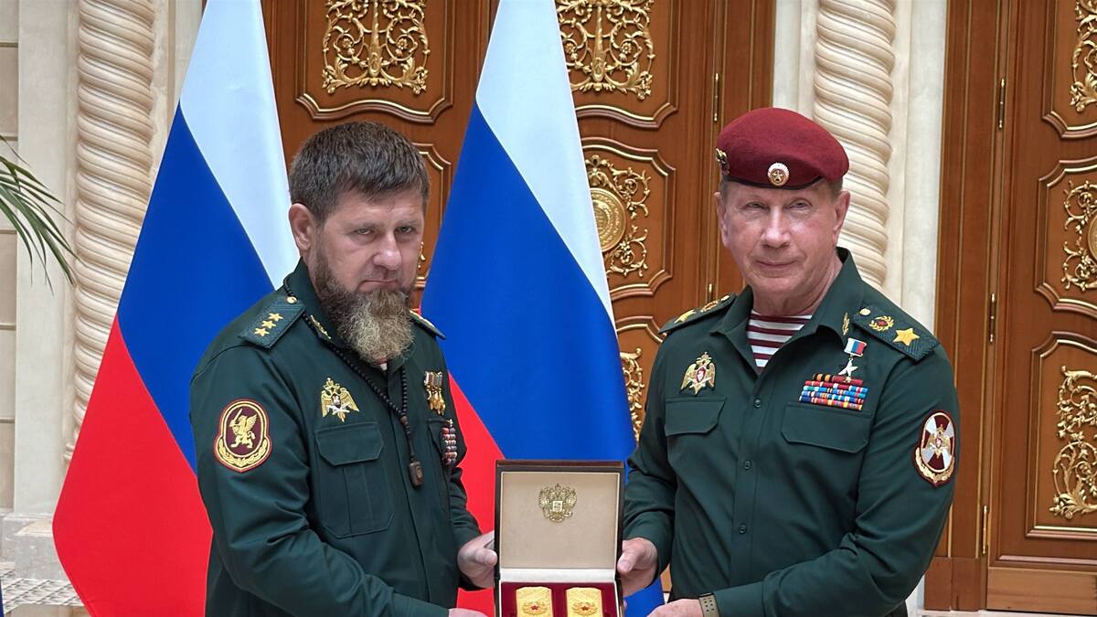 Zolotov presents Kadyrov with army general epaulettes. Frame from the video https://t.me/groznyinform/65947