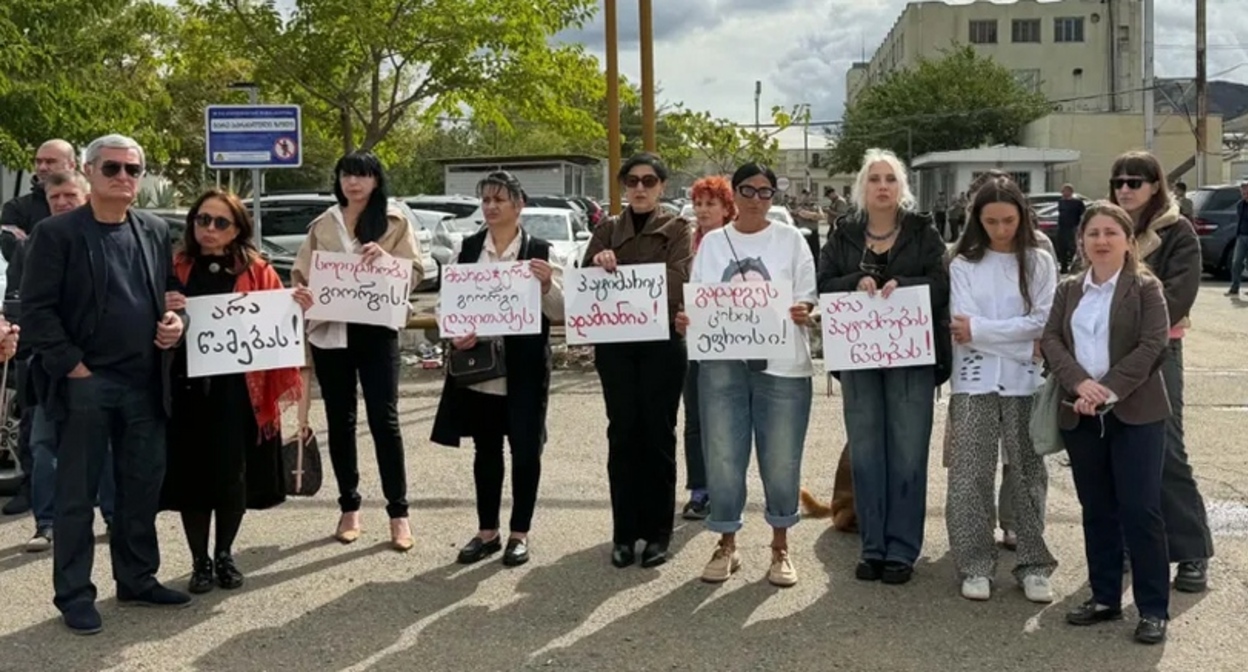 Participants of the protest in support of Georgy Davitadze. Rustavi, October 3, 2026. Photo: "Interpressnews" https://www.interpressnews.ge/ru/article/177942-u-penitentsiarnogo-uchrezhdeniia-no-6-v-rustavi-rodstvenniki-osuzhdennogo-georgiia-davitadze-provodiat-aktsiiu Participants of the protest in support of Georgy Davitadze. Rustavi, October 3, 2026. Photo: "Interpressnews" https://www.interpressnews.ge/ru/article/177942-u-penitentsiarnogo-uchrezhdeniia-no-6-v-rustavi-rodstvenniki-osuzhdennogo-georgiia-davitadze-provodiat-aktsiiu