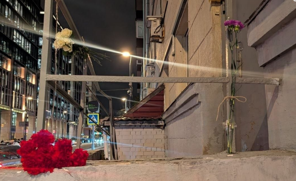 The entrance to Anna Politkovskaya's house, photo "Slovo Zashchity" from 08.10.26, https://t.me/endoflaw/3968. The entrance to Anna Politkovskaya's house, photo "Slovo Zashchity" from 08.10.26, https://t.me/endoflaw/3968.