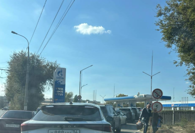 Queue at one of the gas stations. Screenshot photo by Andrey Sharapov from the chat "Where is the gasoline, Volgograd", https://t.me/benzinvlg/23771.