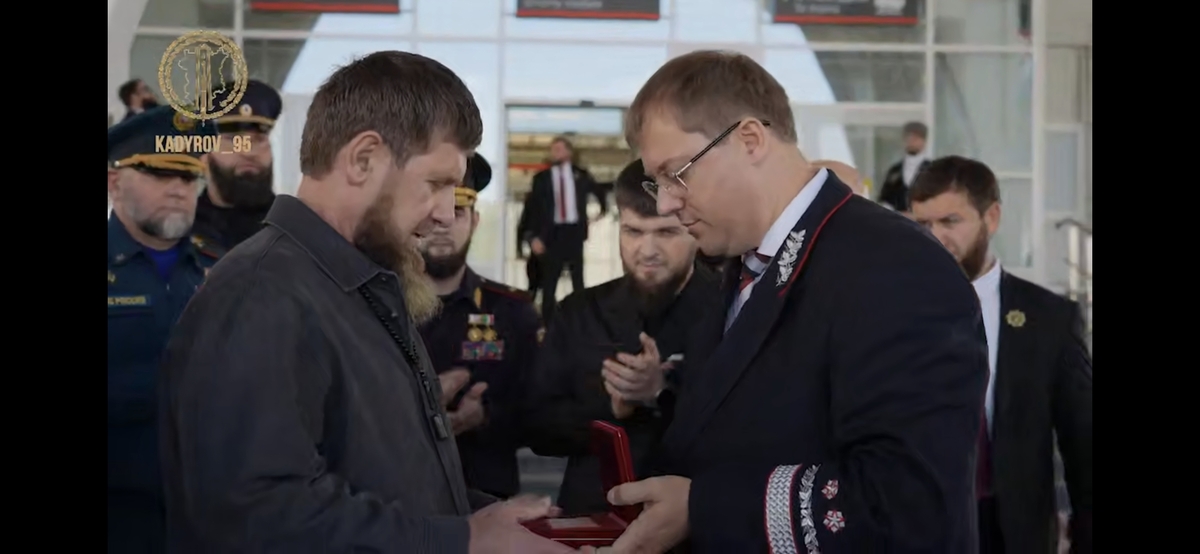 Presentation of the honorary badge to Kadyrov. Frame from the video Ramzan Kadyrov / Telegram