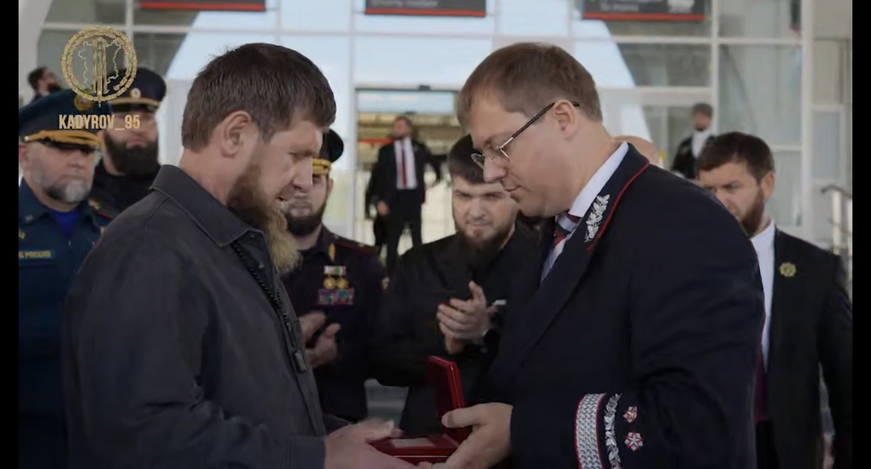 Presentation of the honorary badge to Kadyrov. Frame from the video Ramzan Kadyrov / Telegram